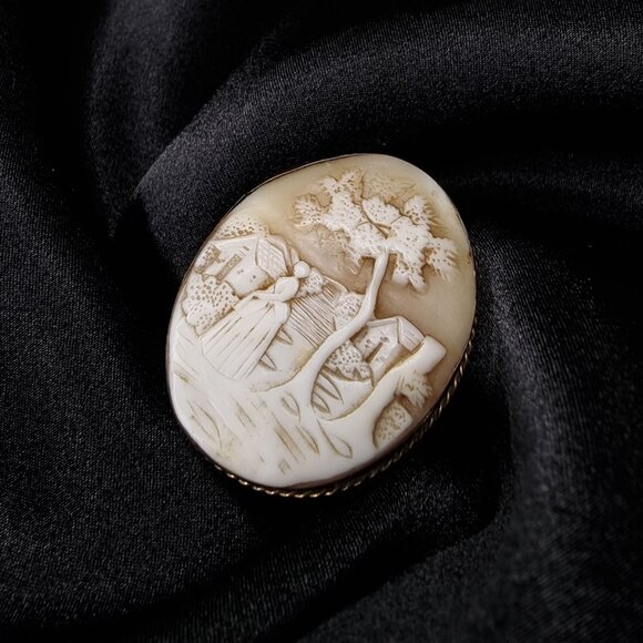 Antique Hand-Carved Shell Cameo Brooch With Romantic Village Scene & Gold-Tone - Picture 3 of 6